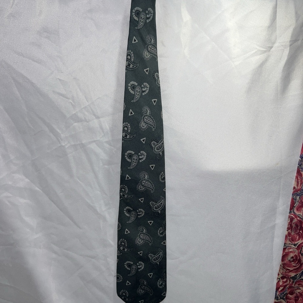 Banana Republic silk tie safari & travel  green paisley unique vintage modern 78
